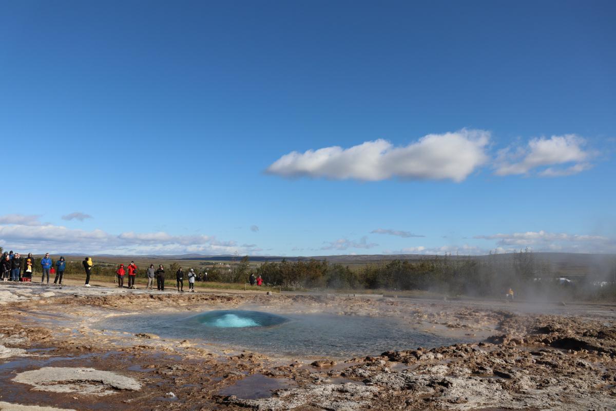 Photo of Strokkur geyser erupting (2/9).