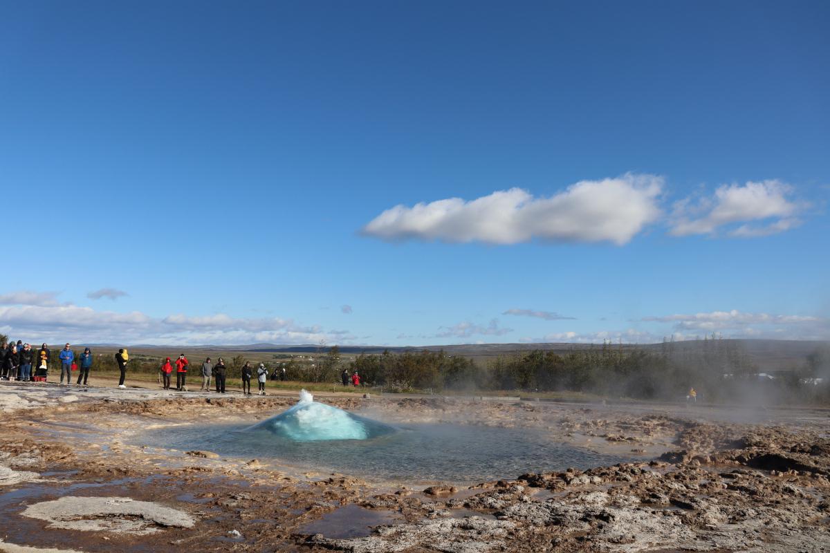 Photo of Strokkur geyser erupting (3/9).