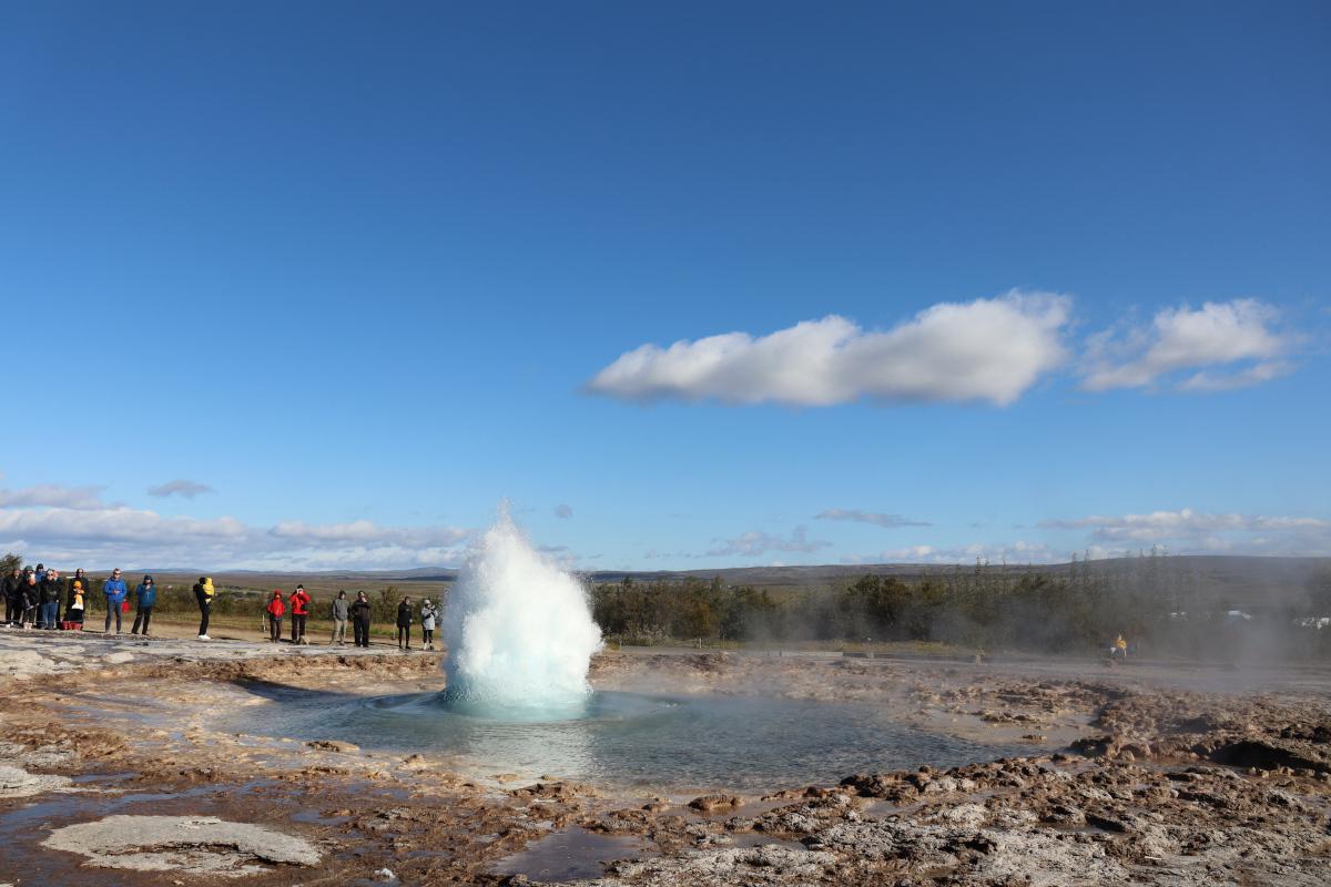 Photo of Strokkur geyser erupting (4/9).