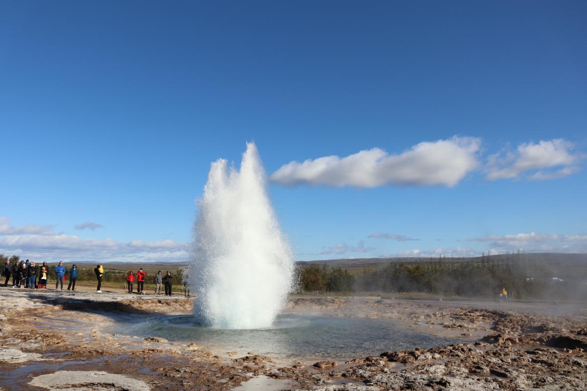 Photo of Strokkur geyser erupting (5/9).