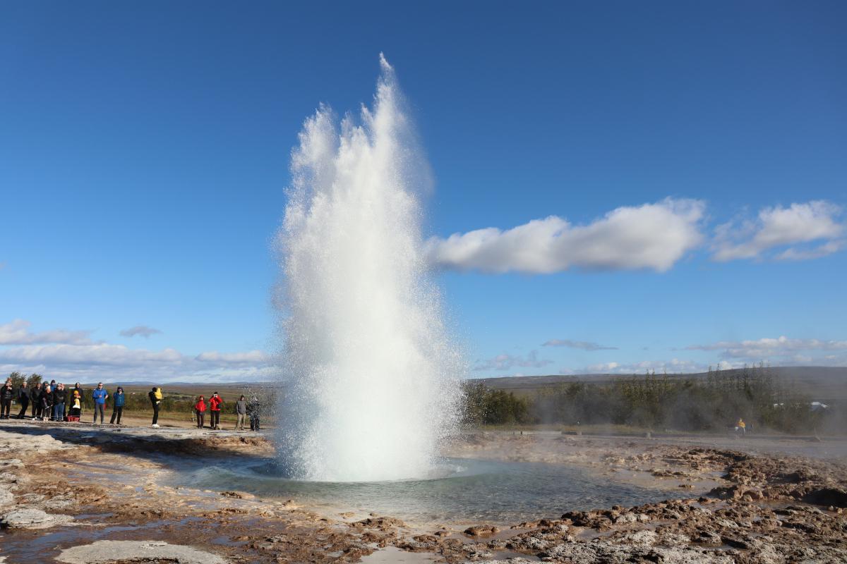 Photo of Strokkur geyser erupting (6/9).