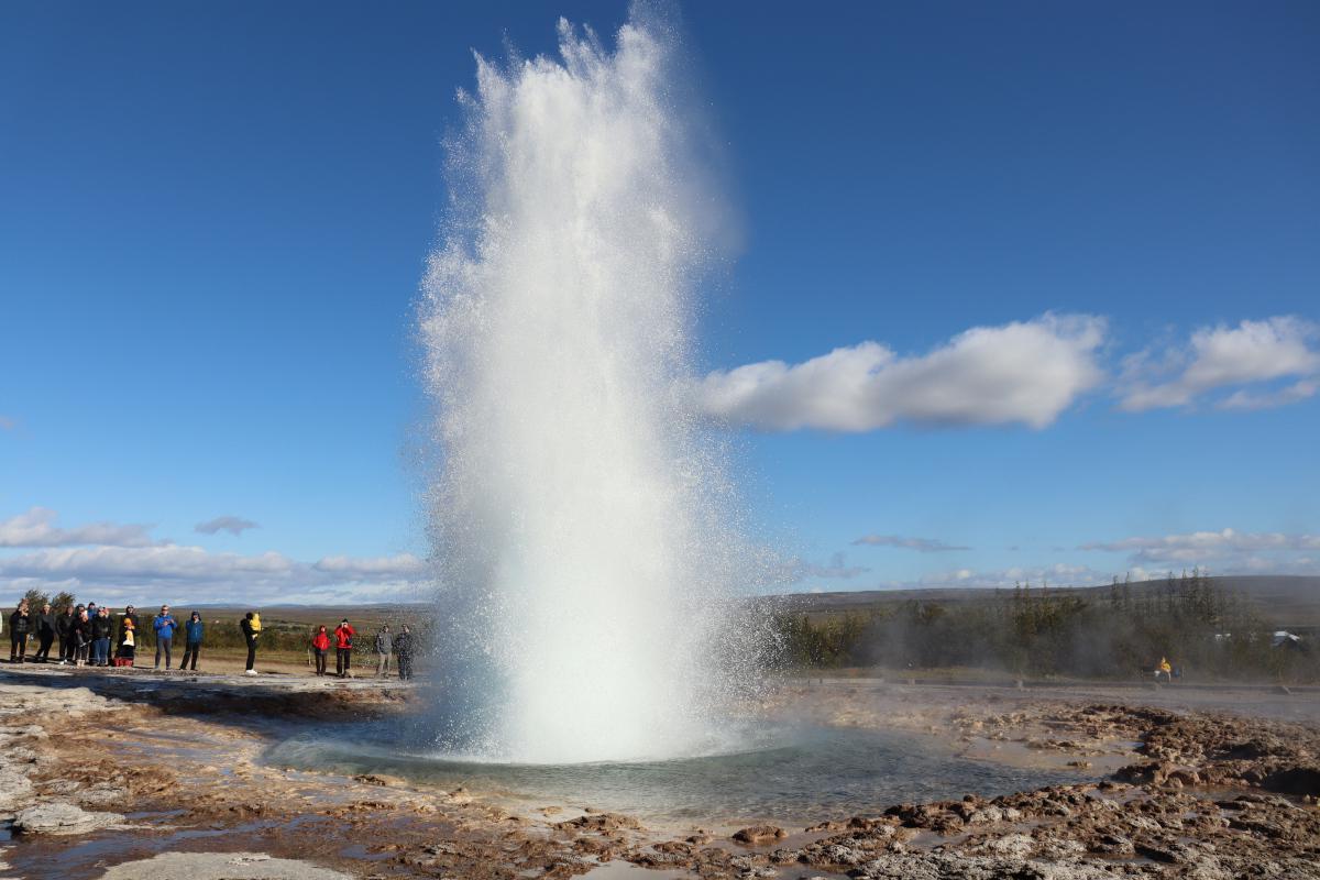 Photo of Strokkur geyser erupting (7/9).
