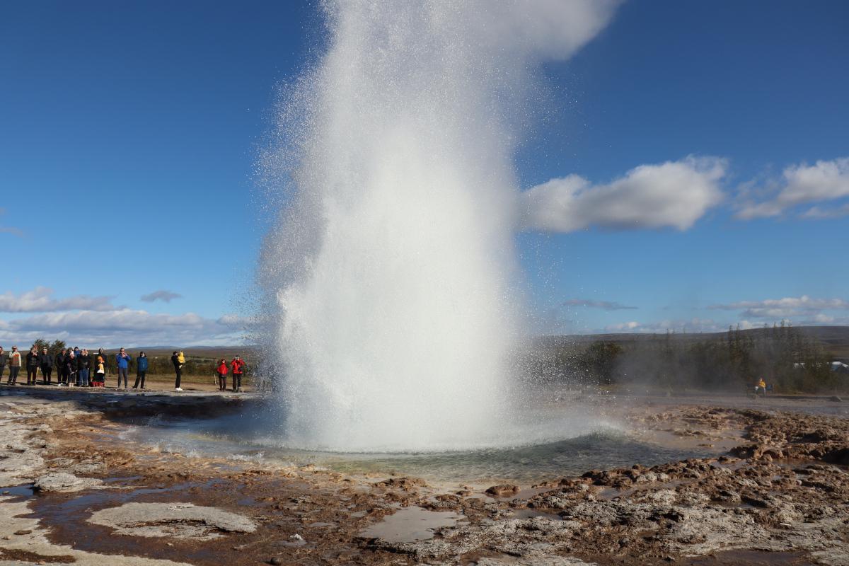 Photo of Strokkur geyser erupting (9/9).