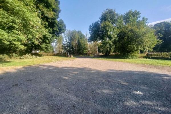 A round gravel car park.