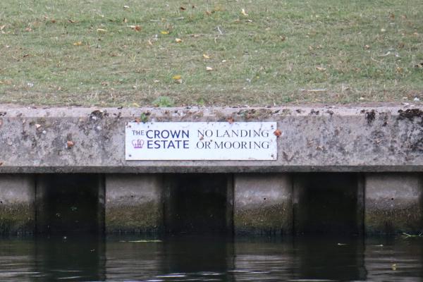 A sigh prohibiting mooring.