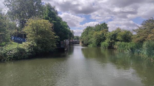 A sign pointing the way to the lock.